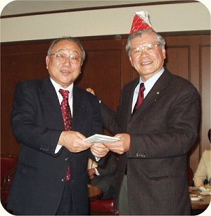 山本事務局長から「特等賞」授与